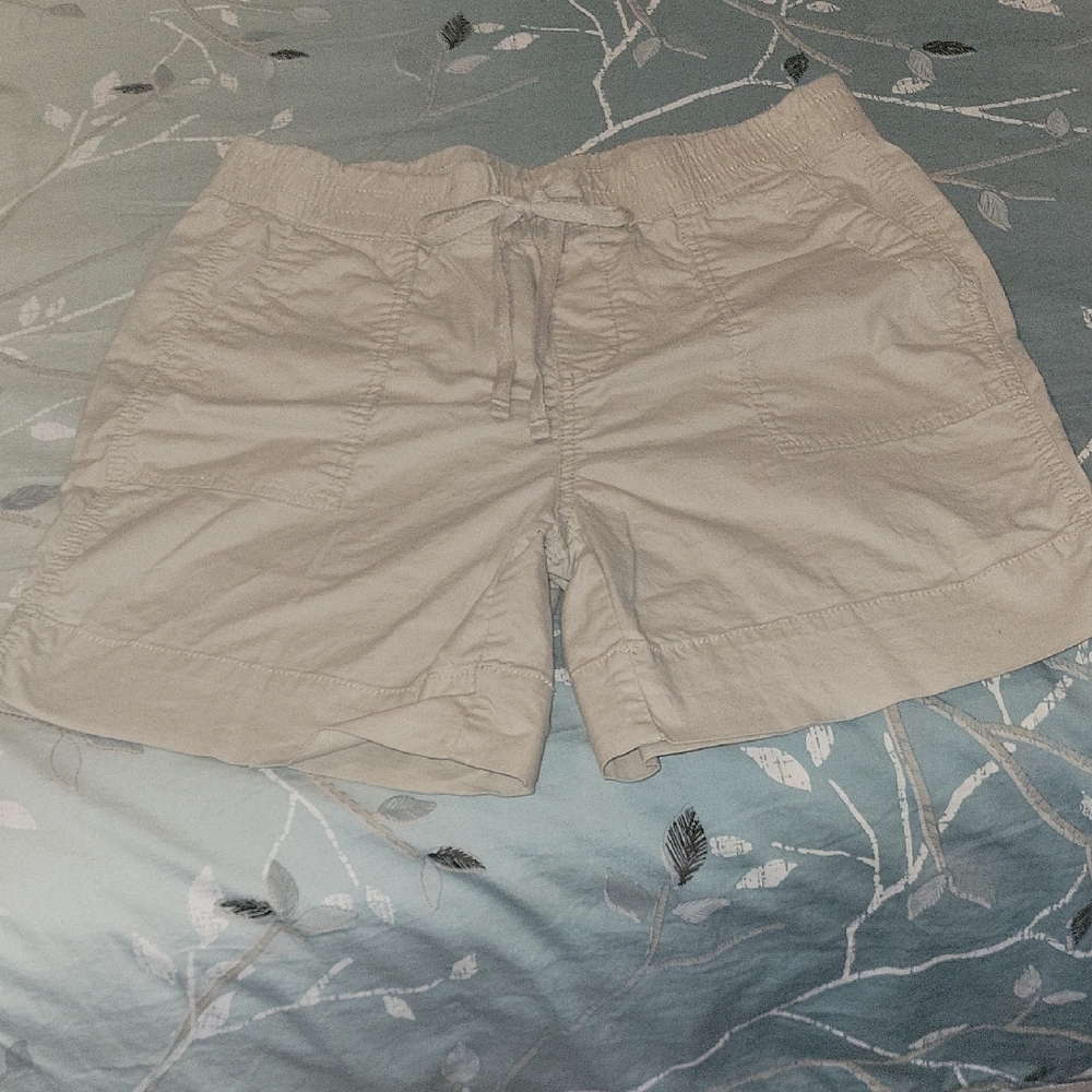 Tan Cargo Shorts with Classic Design